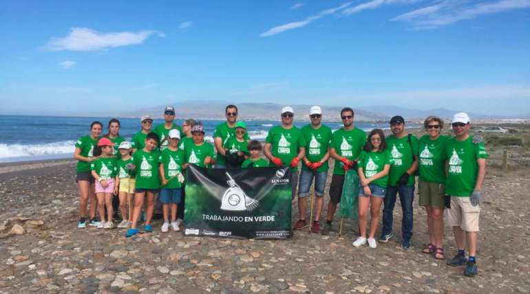 Aquarium Costa de Almería colabora en la limpieza de la playa de Torregarcía (Cabo de Gata-Níjar)