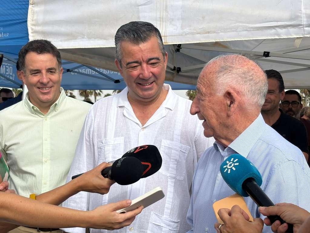Autoridades y agentes visitan la suelta de tortugas en Playa Serena